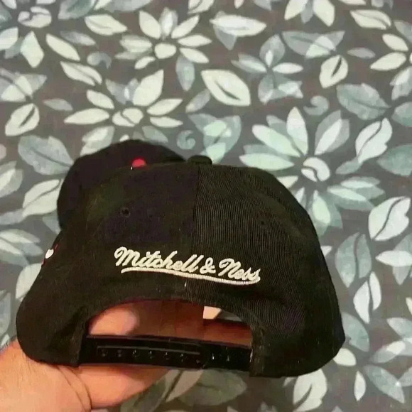 Chicago Bulls Cap - Lot of 2 - Picture 11 of 15